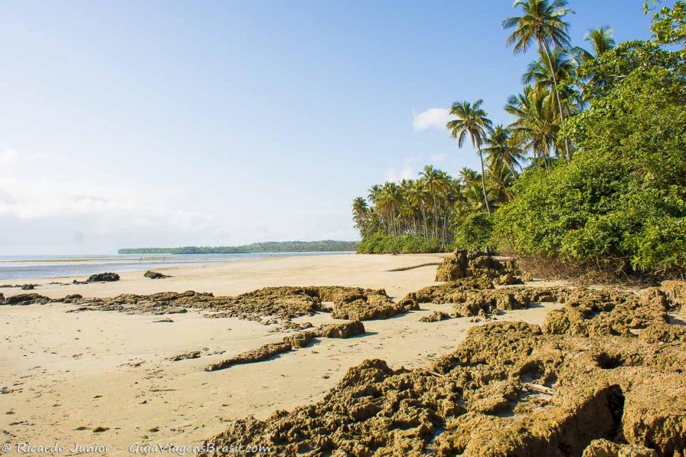 Imagem das pedras nas areias da Praia Tassimirim.